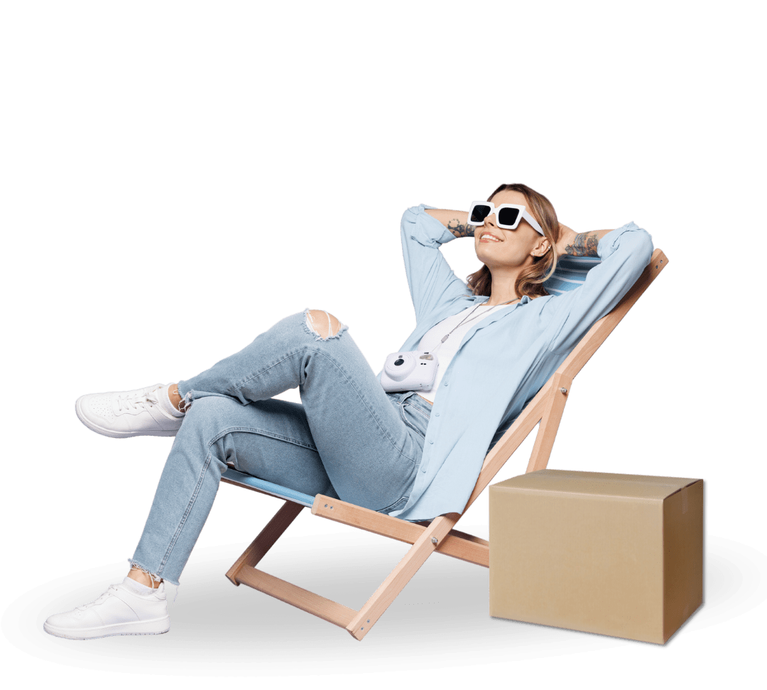 kobieta-na-lezaku-z-paczka