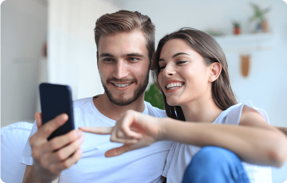 39b75f218f3a98efbe90f7246590f222003cd825-para-patrzaca-w-telefon