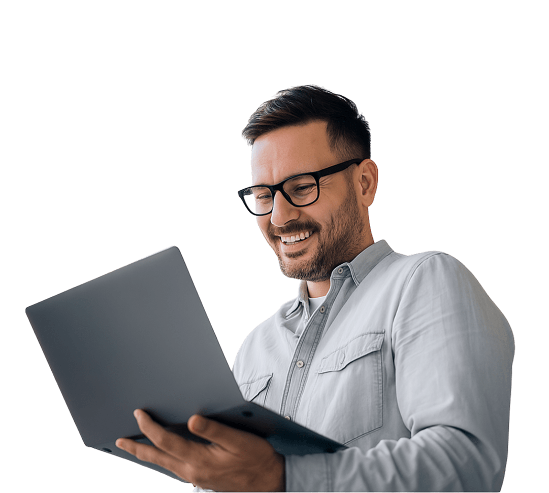 usmiechniety-mezczyzna-z-laptopem-platnosci-online-min